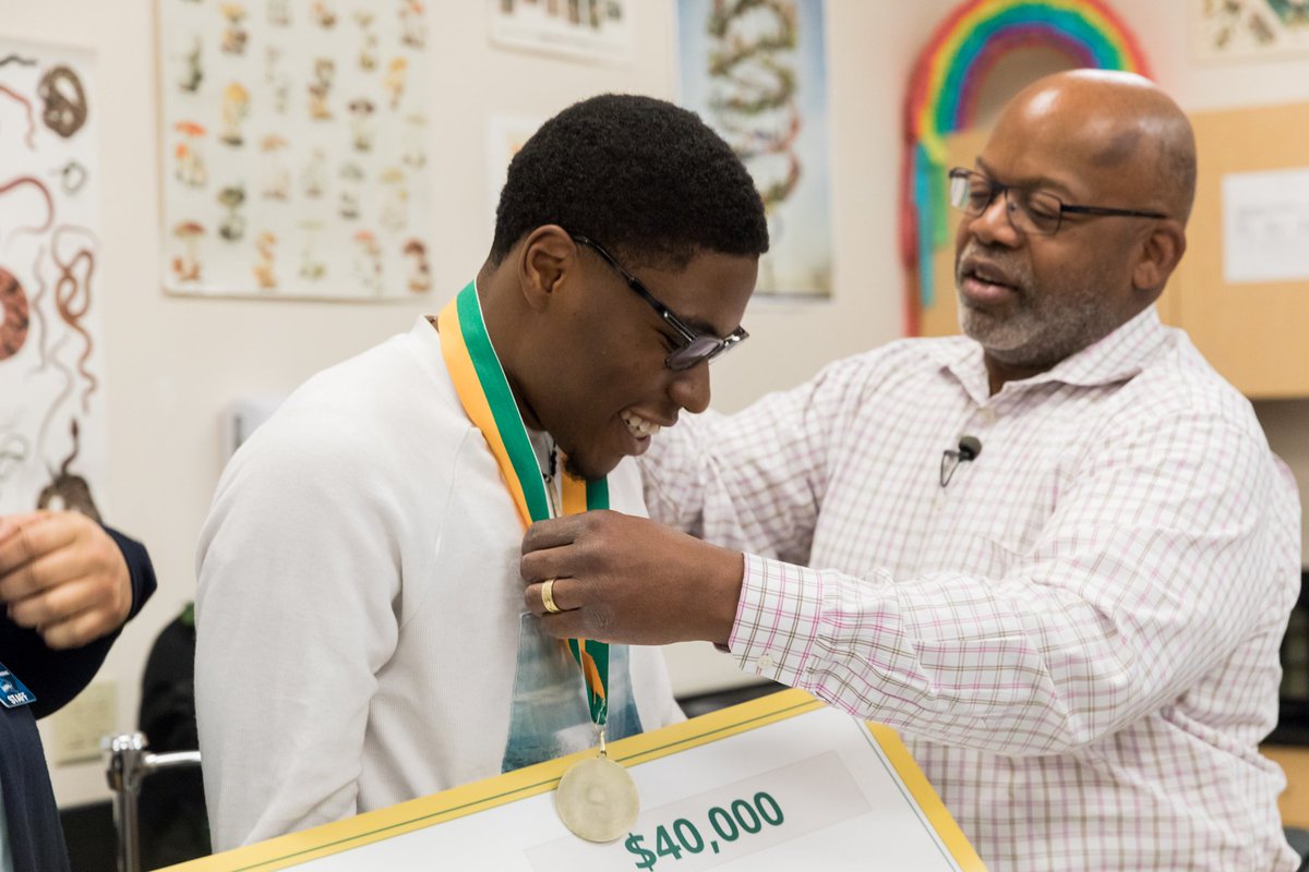 SCE_Communities's tweet image. 🎉🏅👨🏾‍🎓 Congratulations to Nnaemeka Anyanwu from @SantiagoSharks! We surprised him today with news that he's a 2019 Edison Scholar and will receive a $40,000 scholarship toward his education in #STEM. #EdisonScholars