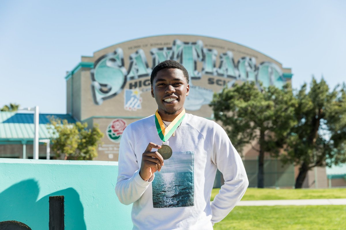 SCE_Communities's tweet image. 🎉🏅👨🏾‍🎓 Congratulations to Nnaemeka Anyanwu from @SantiagoSharks! We surprised him today with news that he's a 2019 Edison Scholar and will receive a $40,000 scholarship toward his education in #STEM. #EdisonScholars