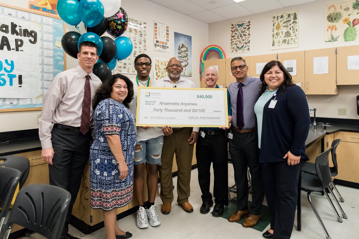SCE_Communities's tweet image. 🎉🏅👨🏾‍🎓 Congratulations to Nnaemeka Anyanwu from @SantiagoSharks! We surprised him today with news that he's a 2019 Edison Scholar and will receive a $40,000 scholarship toward his education in #STEM. #EdisonScholars