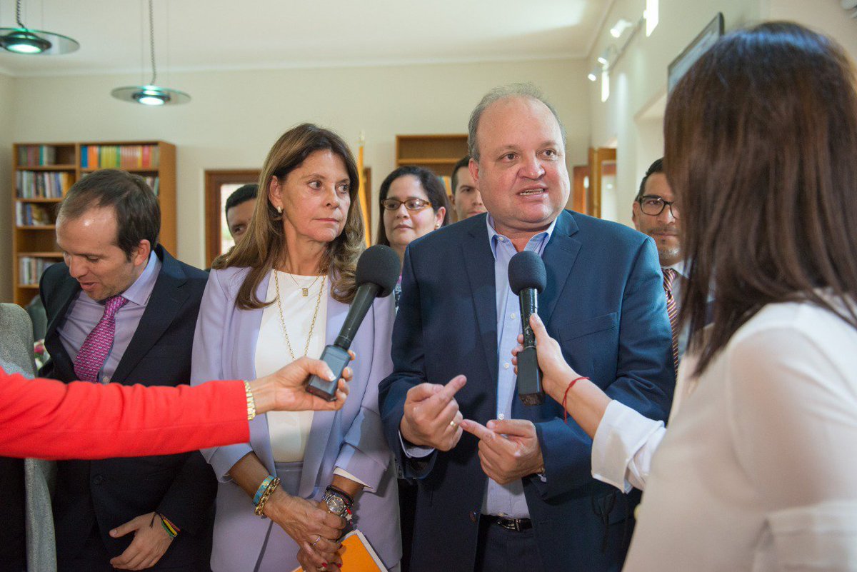 Dimayor's tweet photo. Hoy se estableció la mesa de trabajo del Fútbol Femenino en donde participaron el Presidente de la DIMAYOR @jevelezg. La vicepresidenta @mluciaramirez. El director de @Coldeportes Ernesto Lucena. https://t.co/uvmZqpwzao