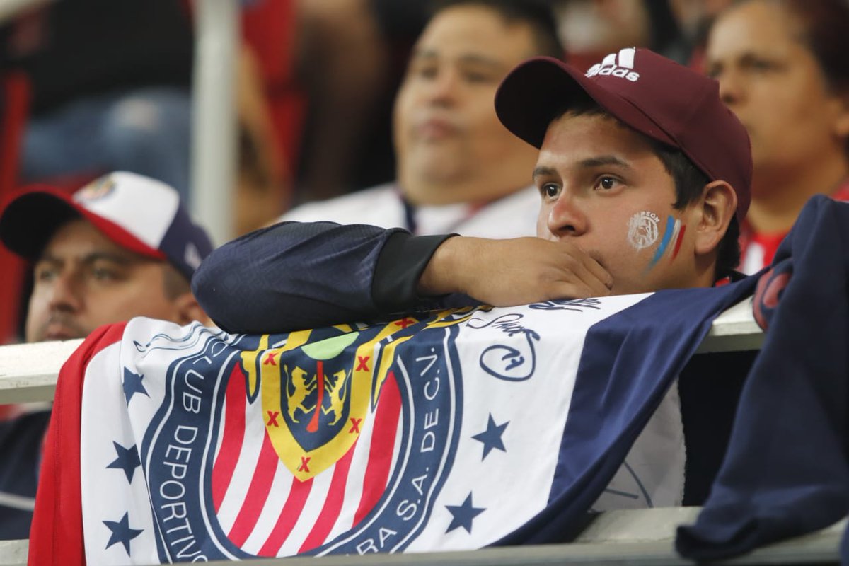 ESTOJALISCO's tweet photo. #LigaMX 🇲🇽  45´⏱️‼️MEDIO TIEMPO EN EL AKRON‼️ 

América está ganando el clásico con mucha facilidad ante unas tristes Chivas  

⚽️Nico Castillo 🔴 Jesús Molina EXPULSADO  

🐐0⃣🆚1⃣🦅  

🔴#ENVIVO ▶️https://t.co/uykfnkvTCW https://t.co/2zuEfPd9JO