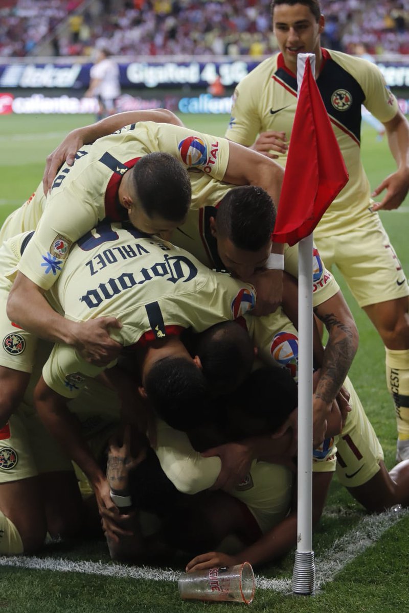 ESTOJALISCO's tweet photo. #LigaMX 🇲🇽  45´⏱️‼️MEDIO TIEMPO EN EL AKRON‼️ 

América está ganando el clásico con mucha facilidad ante unas tristes Chivas  

⚽️Nico Castillo 🔴 Jesús Molina EXPULSADO  

🐐0⃣🆚1⃣🦅  

🔴#ENVIVO ▶️https://t.co/uykfnkvTCW https://t.co/2zuEfPd9JO