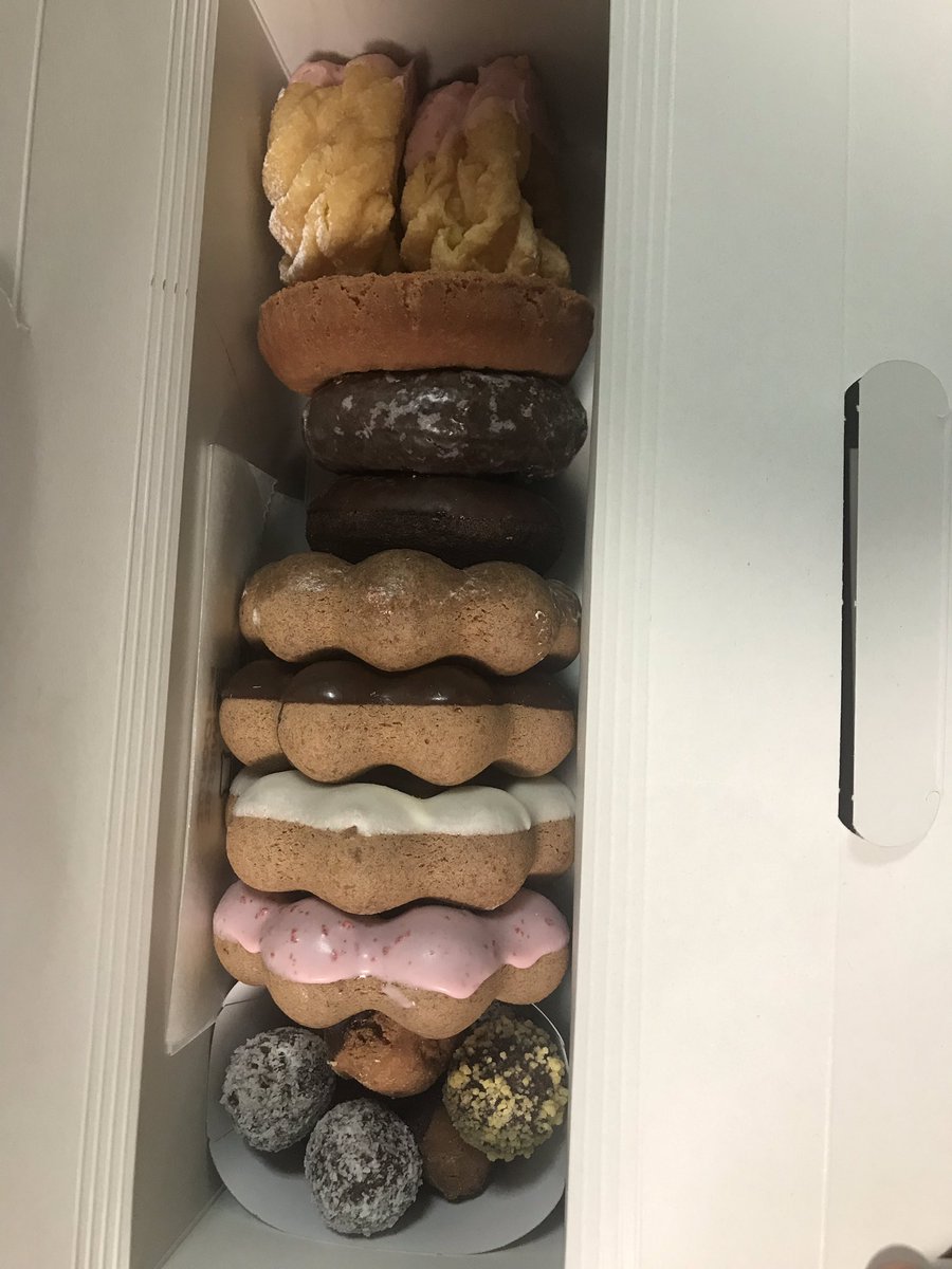 ごま 昨日帰りに寄ったミスドがタイムセールだったので うっかり購入 10個入りの箱がずらっと並んでて どれでも500円とな 安っ