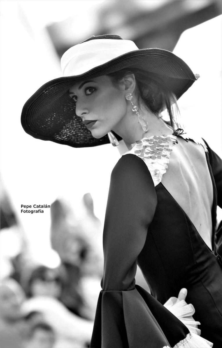 ▪ Una mirada dice más que mil palabras........▪️

Diseñadora: @inma_benicio
Foto: Pepe Catalan

<a href="/simofsevilla/">Simof</a> @oleolasimof <a href="/emprendelunares/">emprendelunares</a> @doble_errese @nervionplaza 

No te quedes sin tu traje de flamenca para la feria y romerías. Pide tu cita!!

#Moda #ModaFlamenca #Invitada