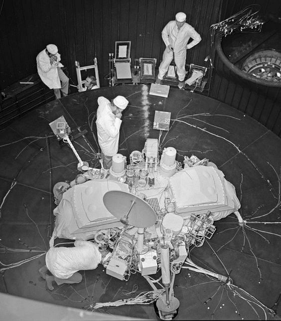 MarsVikingGCMS's tweet image. Great image of one of the Viking rovers being prepared before its launch in 1975 ! #throwback #nasaviking #nasahistory