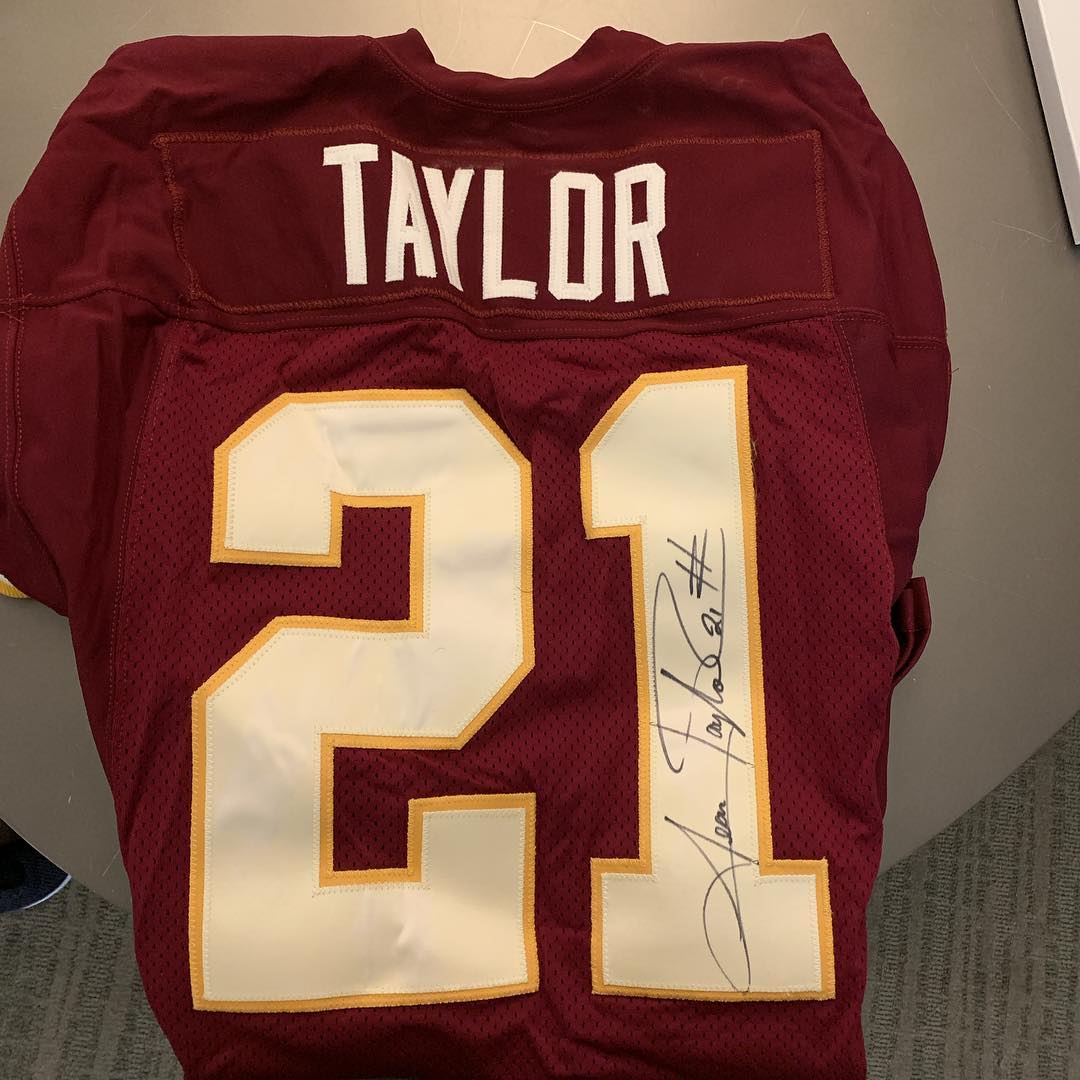 brgridiron's tweet photo. After signing Landon Collins, Redskins owner Dan Synder gave him a game-worn, signed Sean Taylor jersey ✊

Collins grew up idolizing the late safety and hopes to become the first Washington player to wear No. 21 since Taylor died in 2007 https://t.co/26zKbtjyoo