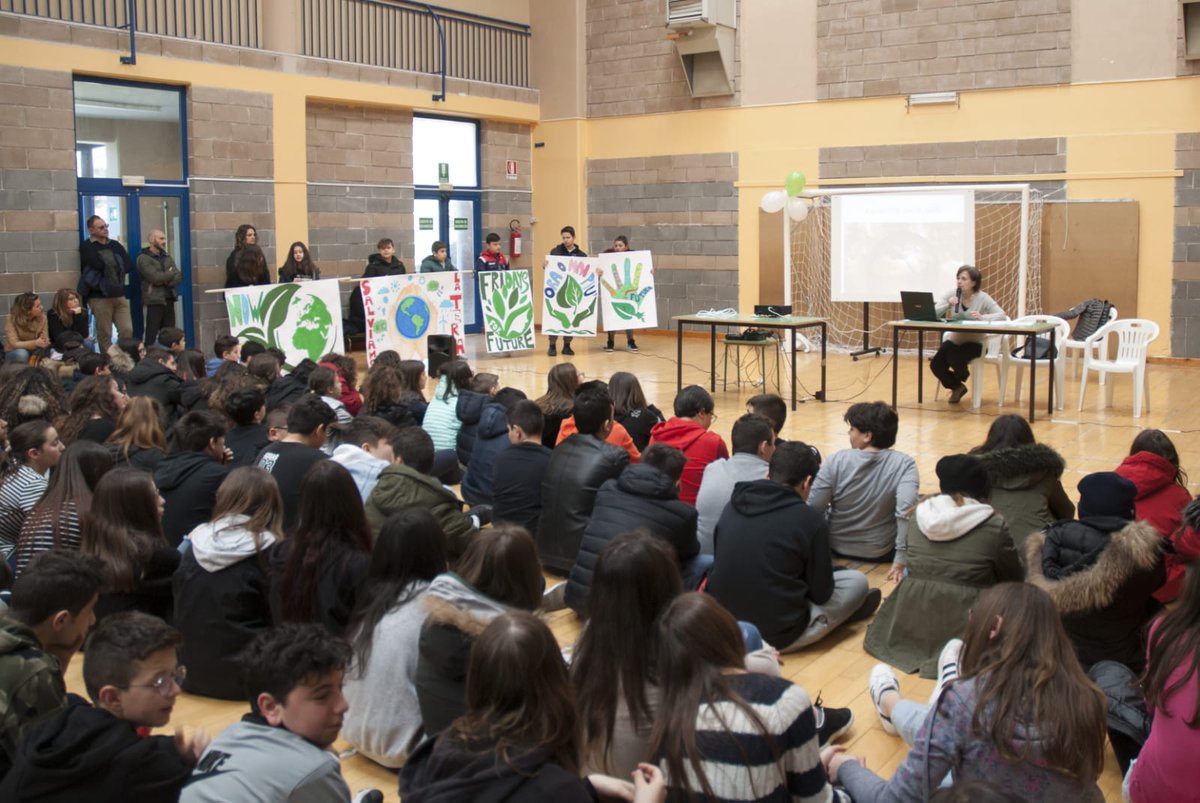 WWFMolise's tweet photo. #FridaysForFuture Il 15 marzo Giuseppina Negro, Delegata Molise WWF Italia, ha parlato dei cambiamenti climatici e manifestato con gli studenti dell' I.C. Giovanni XXIII di Isernia #climatestrike #pandastrike #climatechange #togetherpossible #Molise https://t.co/UAgefoXcCO