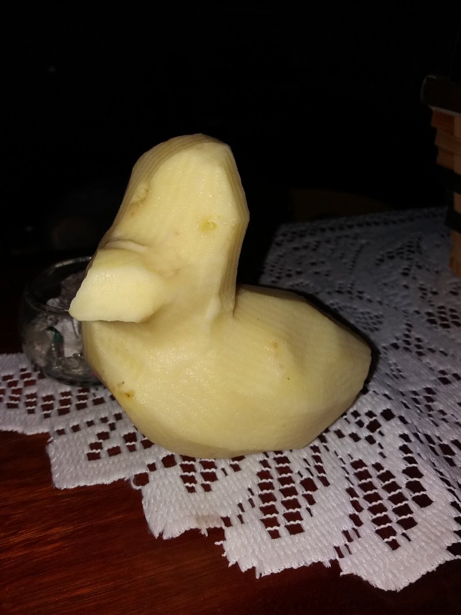 Chuly_CF's tweet photo. Mi mamá me hizo sacarle una foto a esta papa por que según ella se parece a un pato #PapaPato 😄😁 https://t.co/oEt9OOix9m