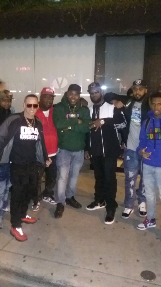 2fiftyonecommit's tweet photo. #MobileAl We outchere!!! #sxsw #AustinTX @MattazikMuzik @RICHCOLEON @luccilu251 @djdirtydan @MIKQUIS @RyloRodriguez @EnrunTv #music ✊ #networking #alabamahiphopweek @AlabamaAwards @ALABAMASTANDUP #2Fiftyone 💪 https://t.co/QWpbNkTkyr