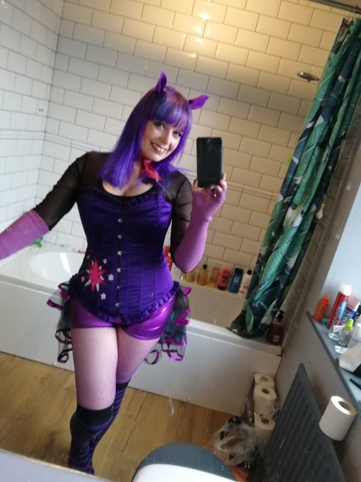 Great day at comic con today 😊 https://t.co/WkzQfC9aiS<a href="/tag/pridemonth"class="tags"><span>#pridemonth</span></a>