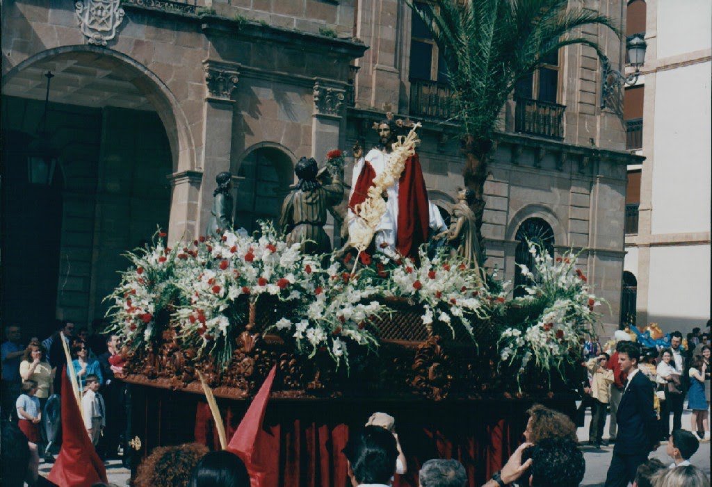 SemanaSaLinares's tweet photo. ¿Sabéis qué era el 16 de marzo de 1997? ¡Domingo de Ramos! Prontísimo aquel año. Aquí unas fotos repletas de curiosidades:
- Conjuntos escultóricos anteriores, tanto en misterio como en Virgen.
- Trono Cristo anterior.
- Túnicas diferentes en tercio de Virgen.
#BorriquillaLinares https://t.co/OqP61DOVRg