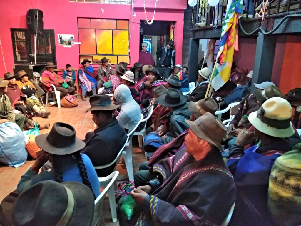 tonnylp's tweet photo. #deÚltimo:
La marcha de los pueblos indígenas de #QharaQhara llegaron a #LaCeja de la ciudad de #ElAlto, dentro de poco tendrán una entrevista en FM 101.8 #WaynaTambo
Se quedarán ahí para pasar la noche. https://t.co/HgisAiwUH4
