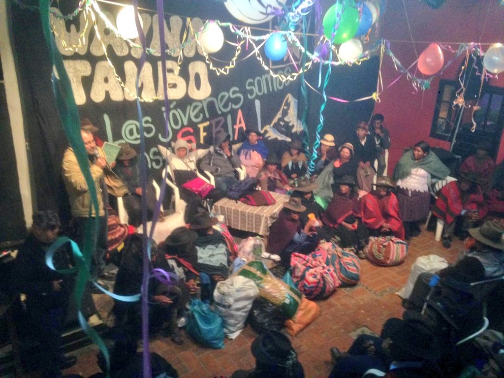 tonnylp's tweet photo. #deÚltimo:
La marcha de los pueblos indígenas de #QharaQhara llegaron a #LaCeja de la ciudad de #ElAlto, dentro de poco tendrán una entrevista en FM 101.8 #WaynaTambo
Se quedarán ahí para pasar la noche. https://t.co/HgisAiwUH4