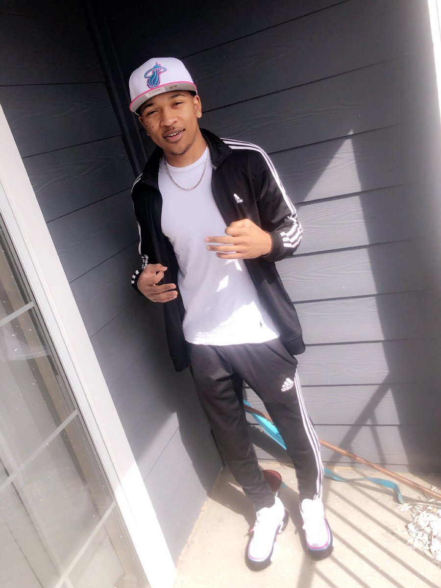tjack_24's tweet photo. I ran my check up earn stripes 🏁 so I’m like Nike/Adidas☔️🖤 https://t.co/eyGfxhdbOT