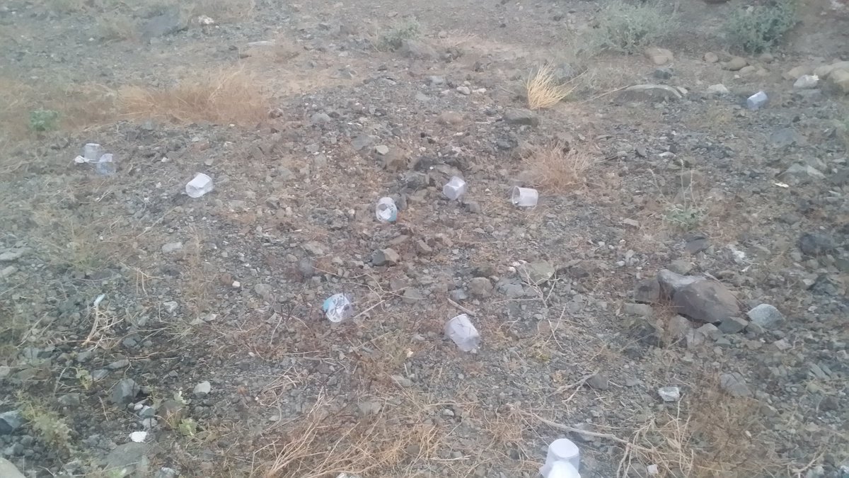 لا أعلم ما الهدف من تنظيم البعض لمسيرات المشي في المناطق الجبلية إن لم يكن لها هدف أسمى وغاية وهي الحفاظ على البيئة الطبيعية الجميلة  التي يسلكونها وترك أثر جميل فيها..
( هذه صور لجزء بسيط من مخلفات إحدى المسيرات الجبلية )