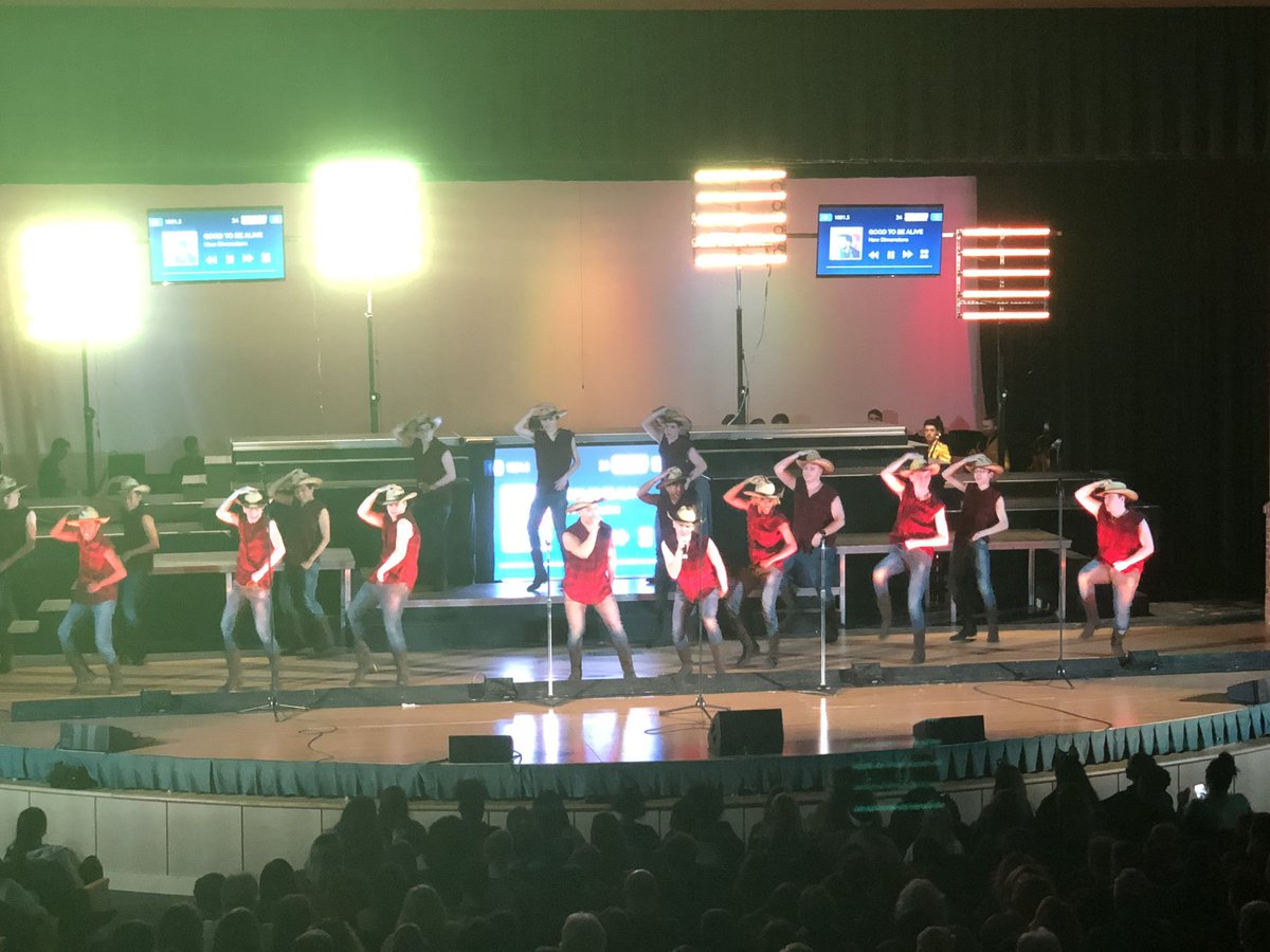hhsmhsFOC's tweet photo. Clover Hill New Dimensions was AMAZING!! 📻📺 https://t.co/AfgmQl0SLo