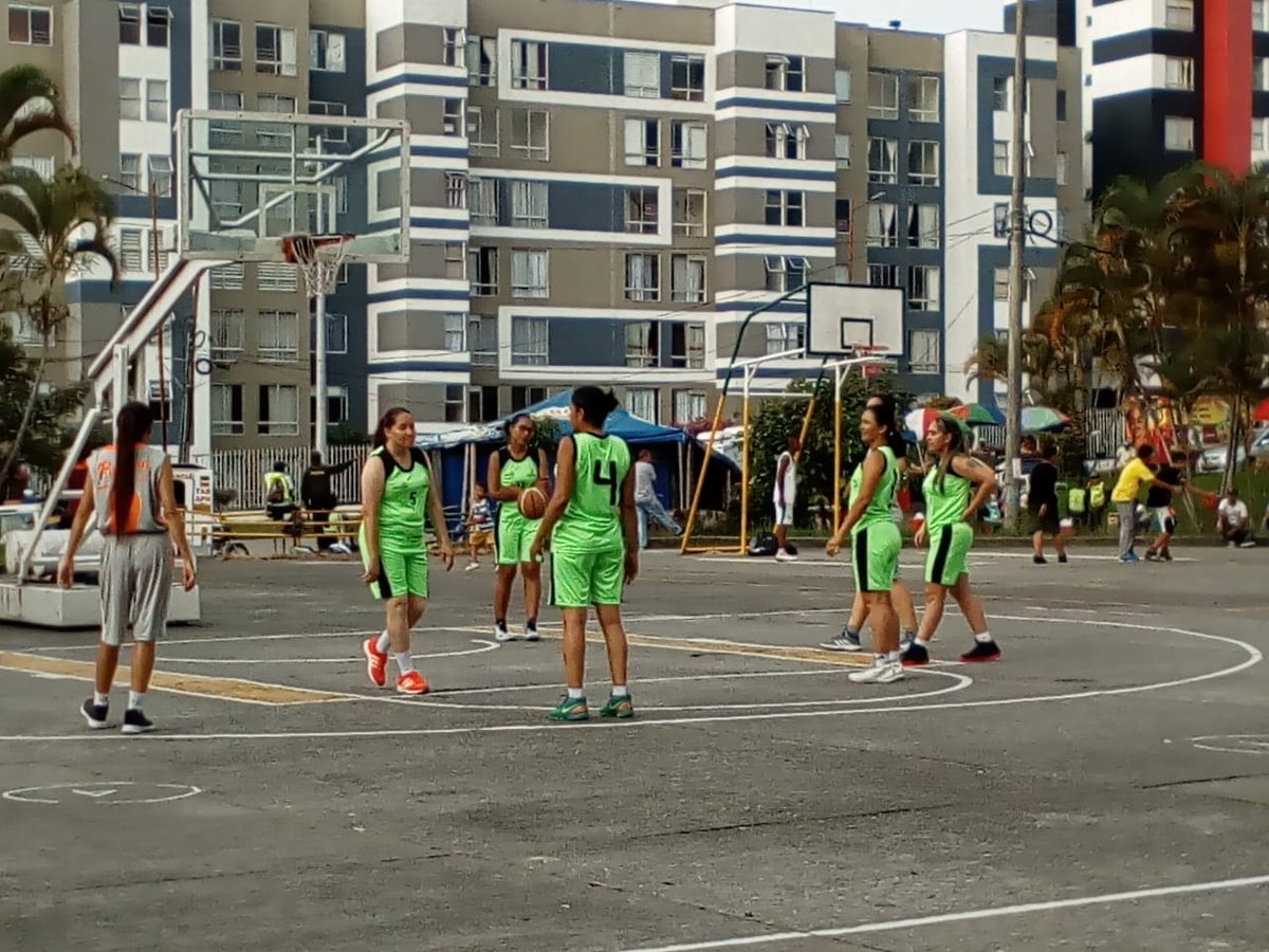 MAESSPORT's tweet photo. EXCELENTE JORNADA LA DE HOY EN EL INICIO DE NUESTRO BIG 3 MAES 2019,16 PARTIDOS EN LA PRIMERA JORNADA,GRANDES EMOCIONES Y MUCHO BASKET SEGUIMOS MARCANDO DIFERENCIA https://t.co/UZwrDA4GYa