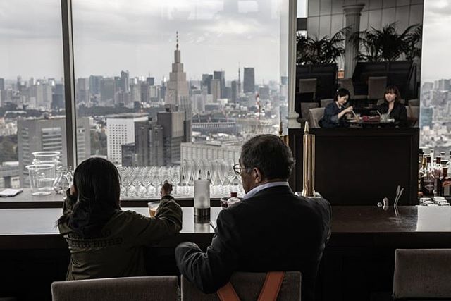 GuillaumeSamie's tweet photo. Tokyo 10 #japan #tokyo #lookout #bar #view #skyline #family #mirror #reflection #people #japanese #canon #80d #shinjuku #travelphotography #peoplephotography https://t.co/0KjLlZgSRc https://t.co/dQGLOTJzlP