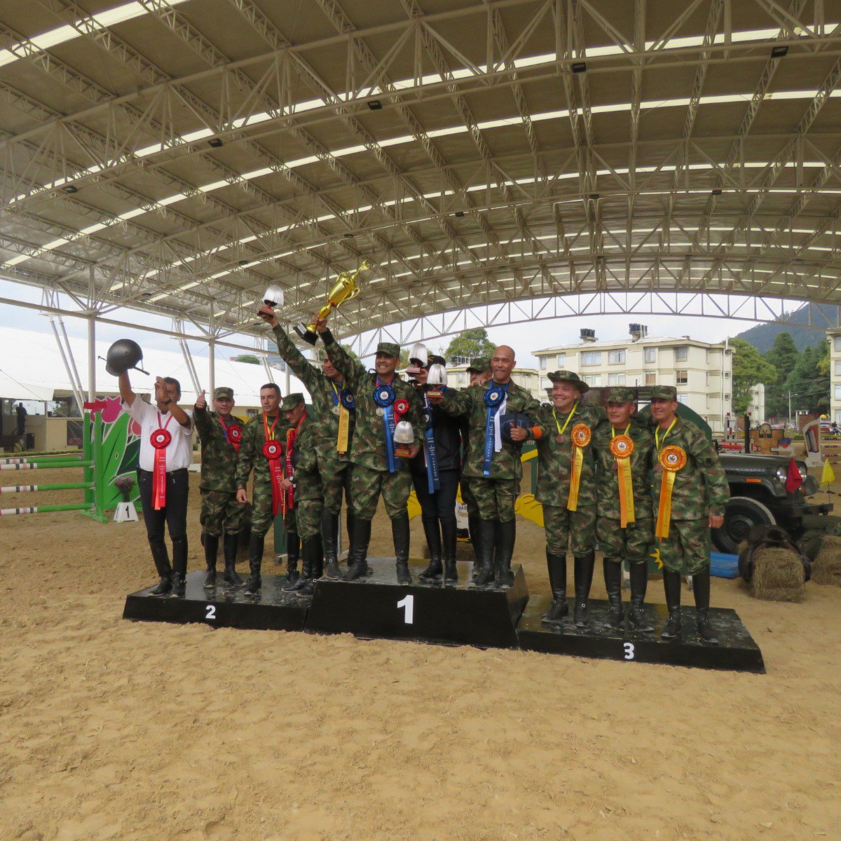 ejercito_cedoc's tweet photo. Con la participación del @COMANDANTE_EJC, la #ESCEQ, orgánica del #CEMIL, realizó el primer Concurso Militar de Salto, en el que nuestros oficiales y suboficiales activos y de la reserva activa, se reencontraron y compartieron una jornada de gran compañerismo. https://t.co/1gIeoVSqiM