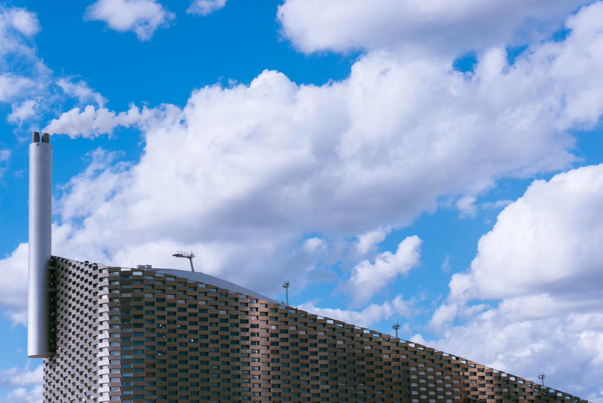 DiscoverMag's tweet photo. You can now ski on top of a $670 million power plant in Copenhagen @qz  https://t.co/BkHQmqrxR9 https://t.co/wlwoFr9woD