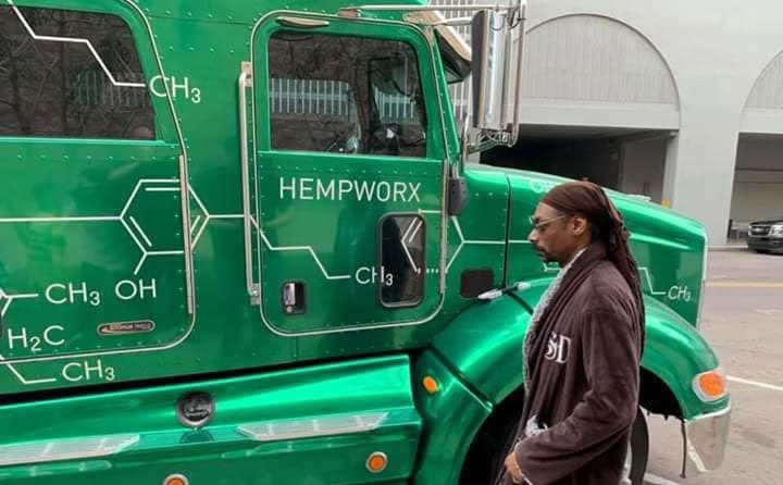 love2helpothers's tweet image. Check this out Snoop Dogg 🎼checking out the Hempworx truck. It’s so exciting, even celebrities know all about the amazing benefits of CBD oil! 🌱
I know I sure do! 👍🏻
#missylynch