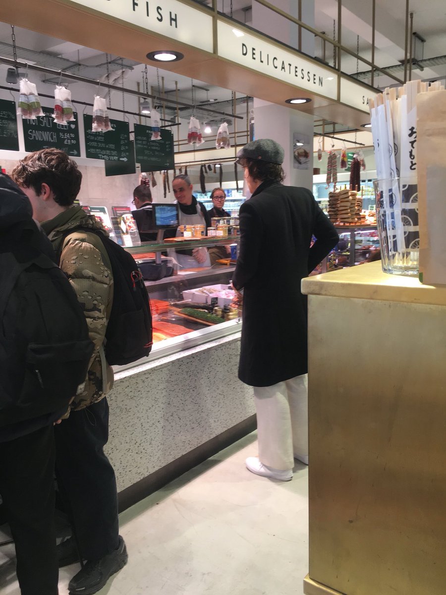 HarryEStylesPH's tweet photo. Harry out and about in London. (March 15, 2019)

©️hazedlove https://t.co/OtOD5asozI