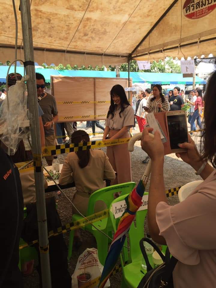p_sandwich's tweet photo. เจ้า #CherprangBNK48 ไปเลือกตั้ง ภาพจาก เพจFB: ในนี้นะ https://t.co/hgkoU2gbCV