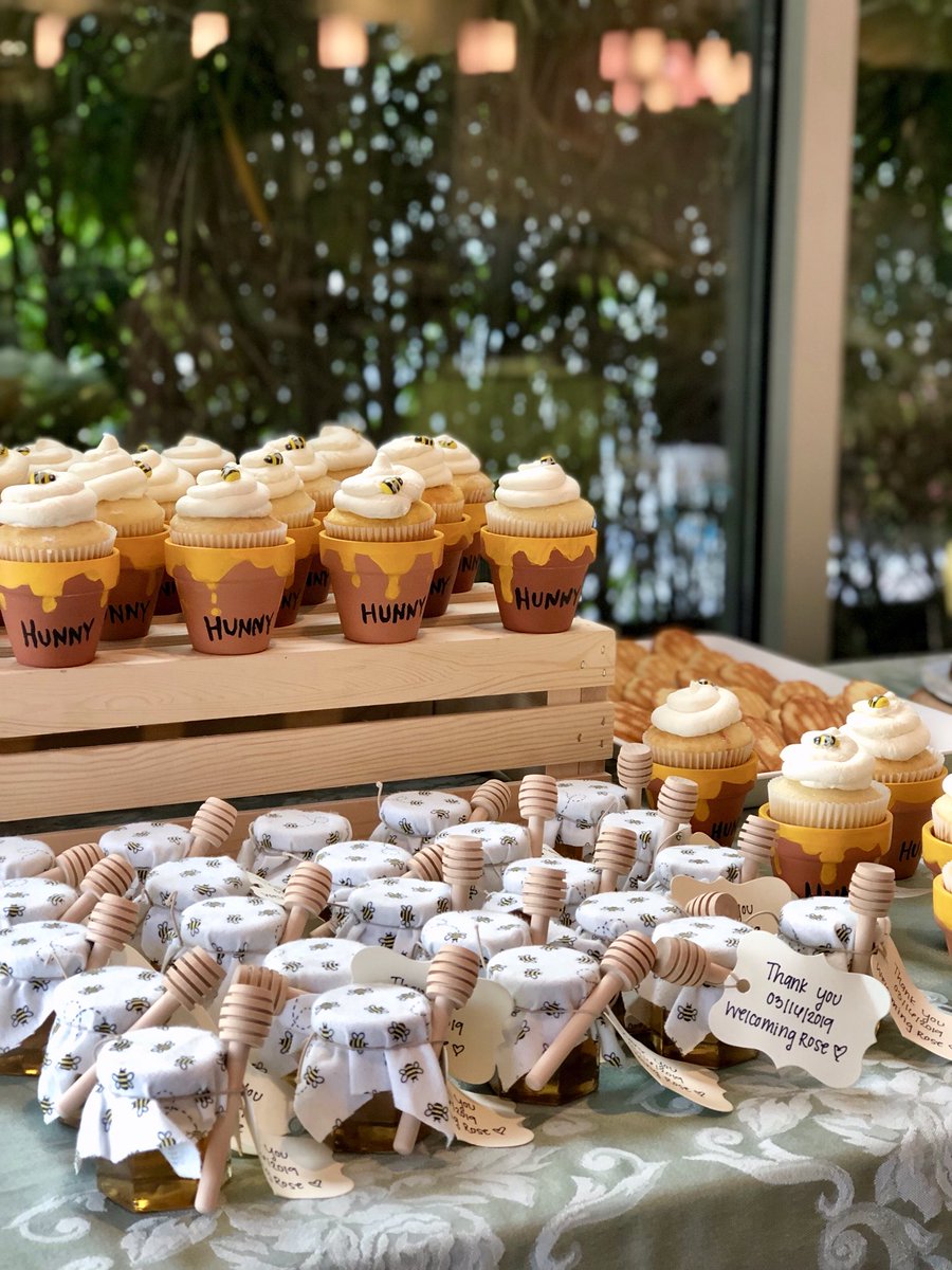 VanillaK1LLA's tweet photo. My dessert table so cute 🥺😻 https://t.co/eQBpiqX8CA