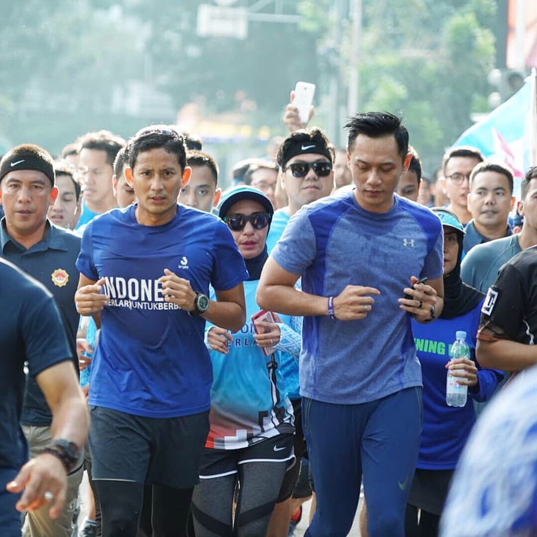 sandiuno's tweet photo. Main basket bareng Mas Agus Yudhoyono di Lapangan Basket Bulungan, Jakarta Selatan. Banyak sekali yang datang di acara ini, saya lihat tadi kebanyakan anak-anak muda. Saya juga senang dengan adanya acara main basket ini, UMKM di sekitar lokasi laris manis. https://t.co/Txp2VCjXOy