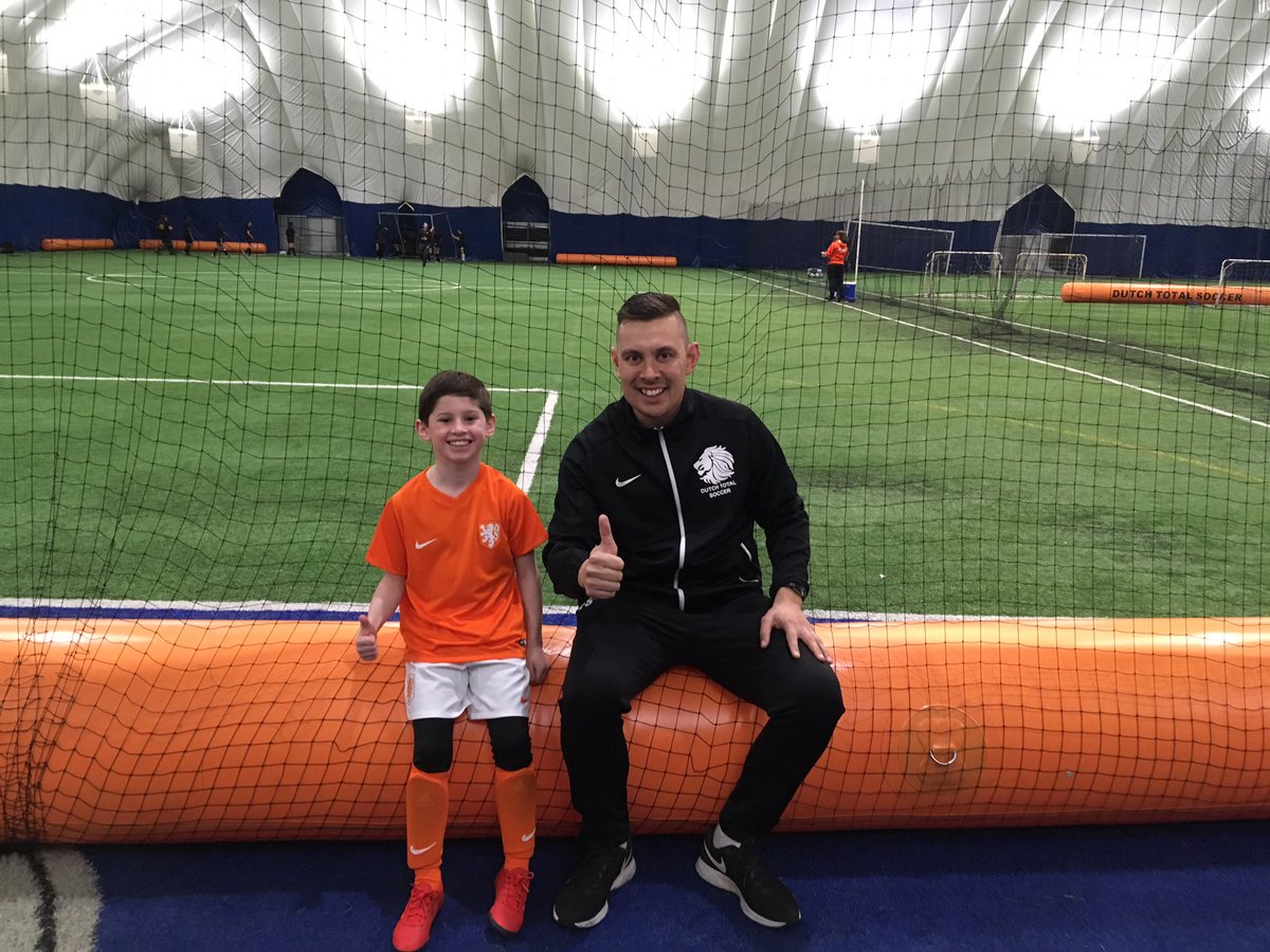 Thumbs up for the outfit! #orangearmy #onsoranje #soccertrainer #privatetraining #1on1training #littleathlete #soccercoach #leeuwopvoetbalschoenen #orangelions #soccerislife #dutch #voetbal #futbal #football #tekkers #huphollandhup 🇳🇱⚽️💪