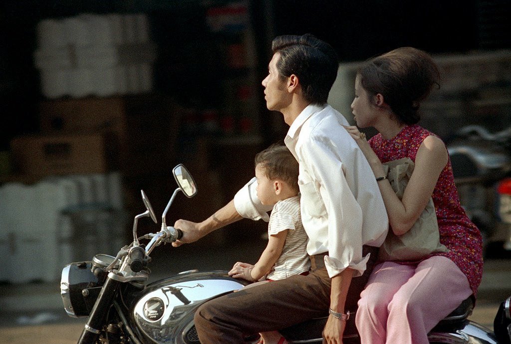 ไปเจอในเฟสมา รูปคนขี่มอไซค์ในเชียงใหม่ปี 2515 ถ่ายโดย Nick Dewolf คือแบบ มอไซค์หล่อมากกกกกก คนขับก็หล่อมาก แบบขับมือเดียว แต่งตัวสุดคูล แต่ลูกเมียซ้อน ฮรือ สวยมาก ละยอมกล้อง ละลายหลังไปอี้ก