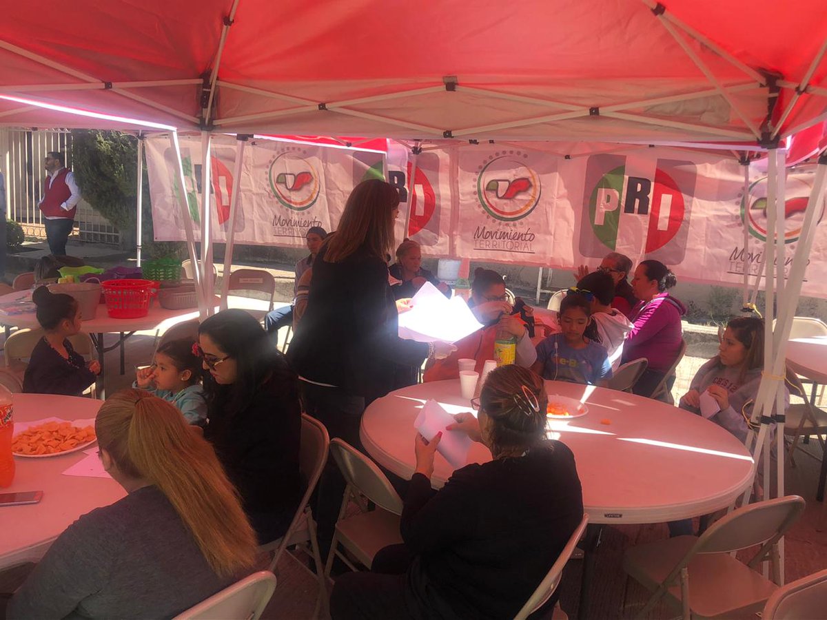 CNOP_CHIHUAHUA's tweet photo. La @CNOP_CHIHUAHUA, estuvo presente en la colonia Rosario, dónde se realizaron juegos de lotería, vales para lentes, asesoría jurídica, gestión social, defensa personal y atención médica.
#RenovaciónPopular #RenovacionPRI #YoConElPRI #VoyAlPRI https://t.co/HTrxzUpW3A