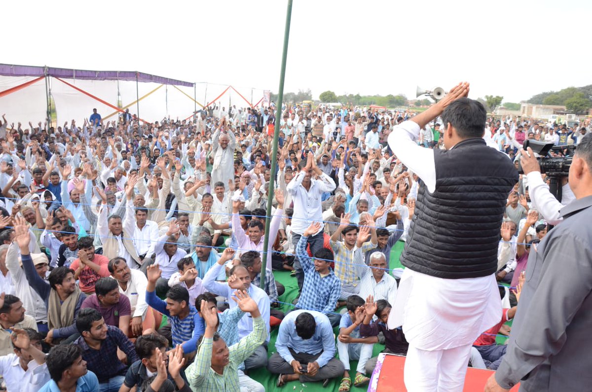 DeependerSHooda's tweet photo. मैं और मेरा रोहतक लोकसभा क्षेत्र भाजपा व अन्य दलों के निशाने पर लगातार क्यों है, ये बात जनता जानती है।

रोहतक लोकसभा क्षेत्र की जनता इस चुनाव में इतिहास रच कर हरियाणा को नयी राजनीतिक दिशा देने का काम करेगी।

गुड़ियानी, कोसली में जनसभा के दौरान। https://t.co/hYsWxQCIej
