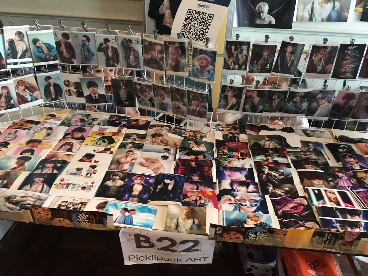 PickiiPack's tweet photo. เปิดบูธแล้วน้���า แวะมาเยี่ยมกันที่บูธ B22 กันนะค้า แฟนอาร์ทBTSเยอะมากกก 😆💜 @fandomart_th 
#FDAMARKET2 https://t.co/BDUc2JnDuT
