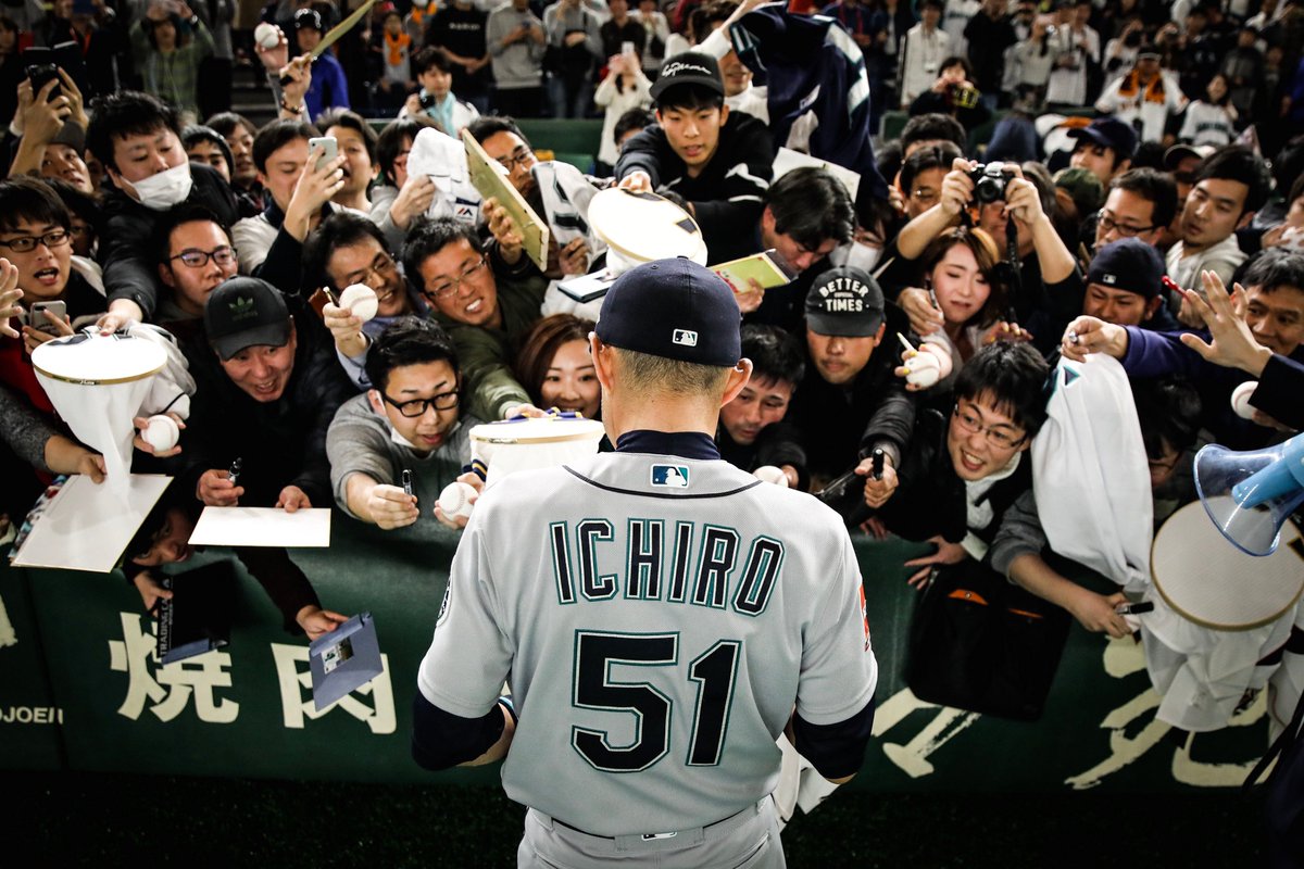 MLB's tweet photo. That Ichiro guy is pretty popular. #MLB開幕戦 https://t.co/HOYAAtWGoI