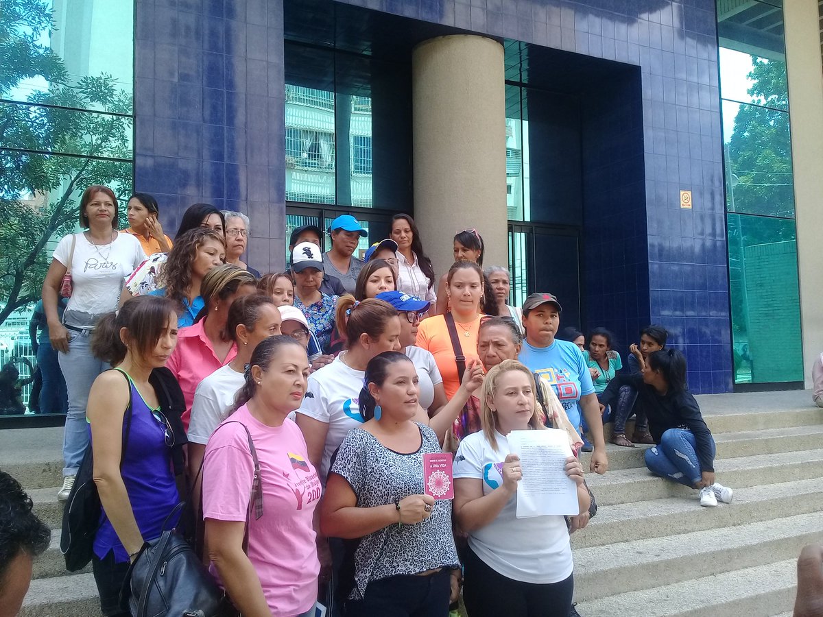 cmauthmendoza's tweet photo. SEMUJER CARABOBO apoya los para la compañera #Yurima, quien fue agredida por parte del Dr. Ronnie Villasmil y el Dip Marco Bozo. Rechazamos de manera contundente todo tipo de violencia de género. @NicolasMaduro @rafaellacava10
#YurimaNoEstaSola
#JuntasSomosMas @nancydelacava https://t.co/Yfxex3X6Fs
