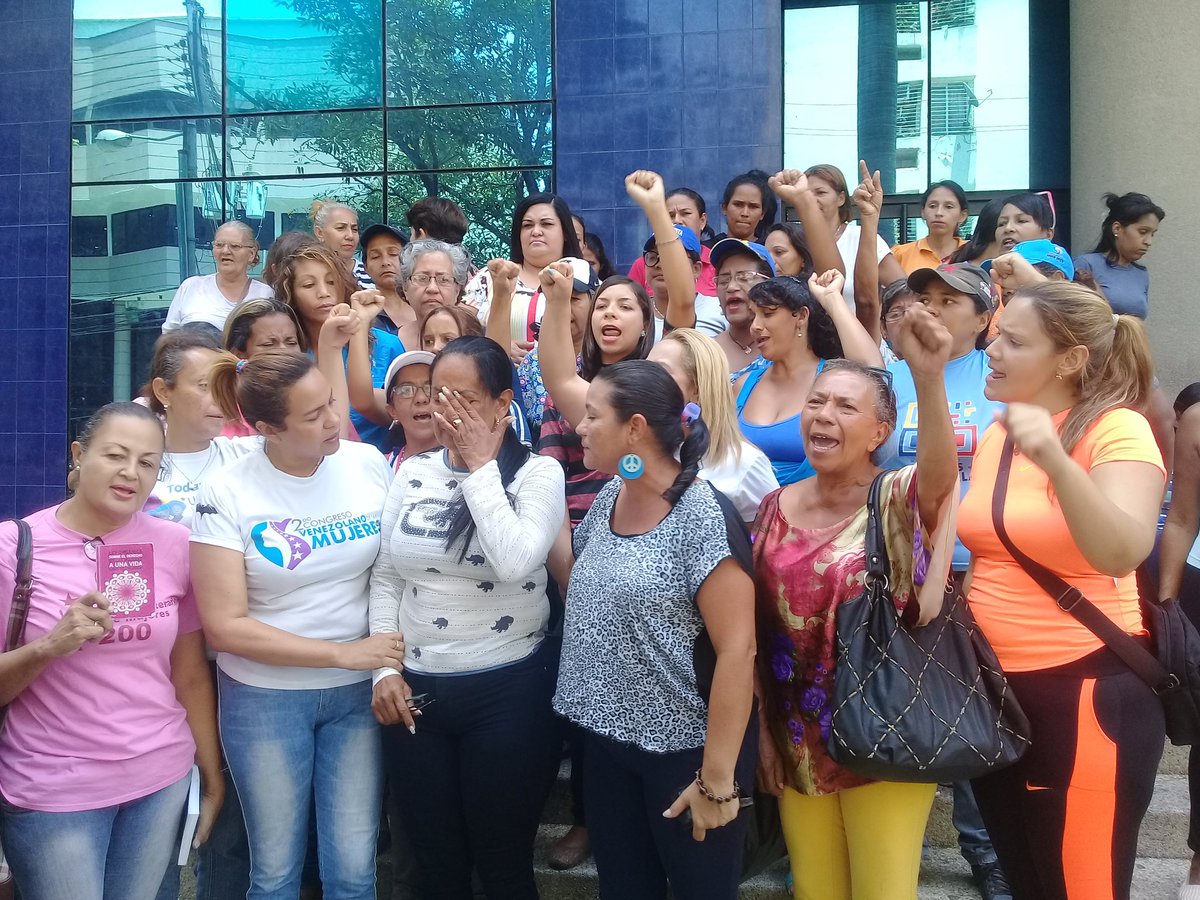 cmauthmendoza's tweet photo. SEMUJER CARABOBO apoya los para la compañera #Yurima, quien fue agredida por parte del Dr. Ronnie Villasmil y el Dip Marco Bozo. Rechazamos de manera contundente todo tipo de violencia de género. @NicolasMaduro @rafaellacava10
#YurimaNoEstaSola
#JuntasSomosMas @nancydelacava https://t.co/Yfxex3X6Fs