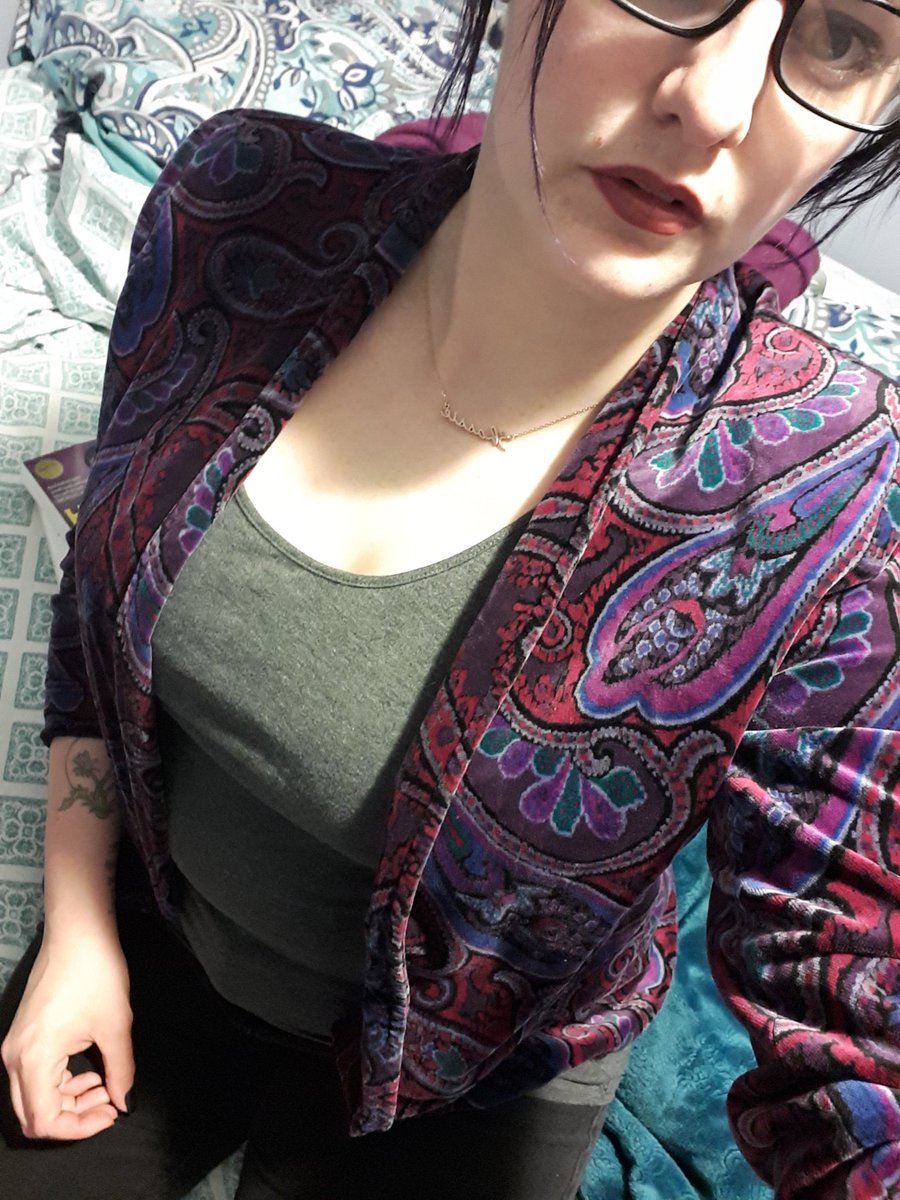 grabthefish's tweet photo. I may have found the best blazer in the history of ever #thriftqueen #paisleyprincess https://t.co/W9tbIHnRDH