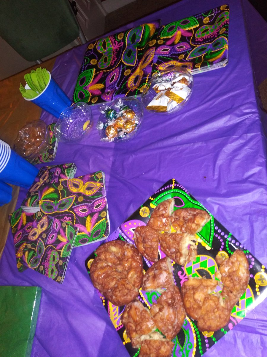 GoddessChocolat's tweet photo. The #playparty is still happening. #FemocracyDC #MardiGras party. With New Orleans food favorites. #FemaleDomination. https://t.co/Hak5jIcg8b
