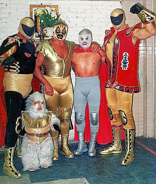 Tinieblas, Tinieblas jr., Mil Mascaras, Santo y Alushe.
#Tinieblas #milmascaras #elsanto #alushe #luchalibre #espectaculos #arena #luchadores