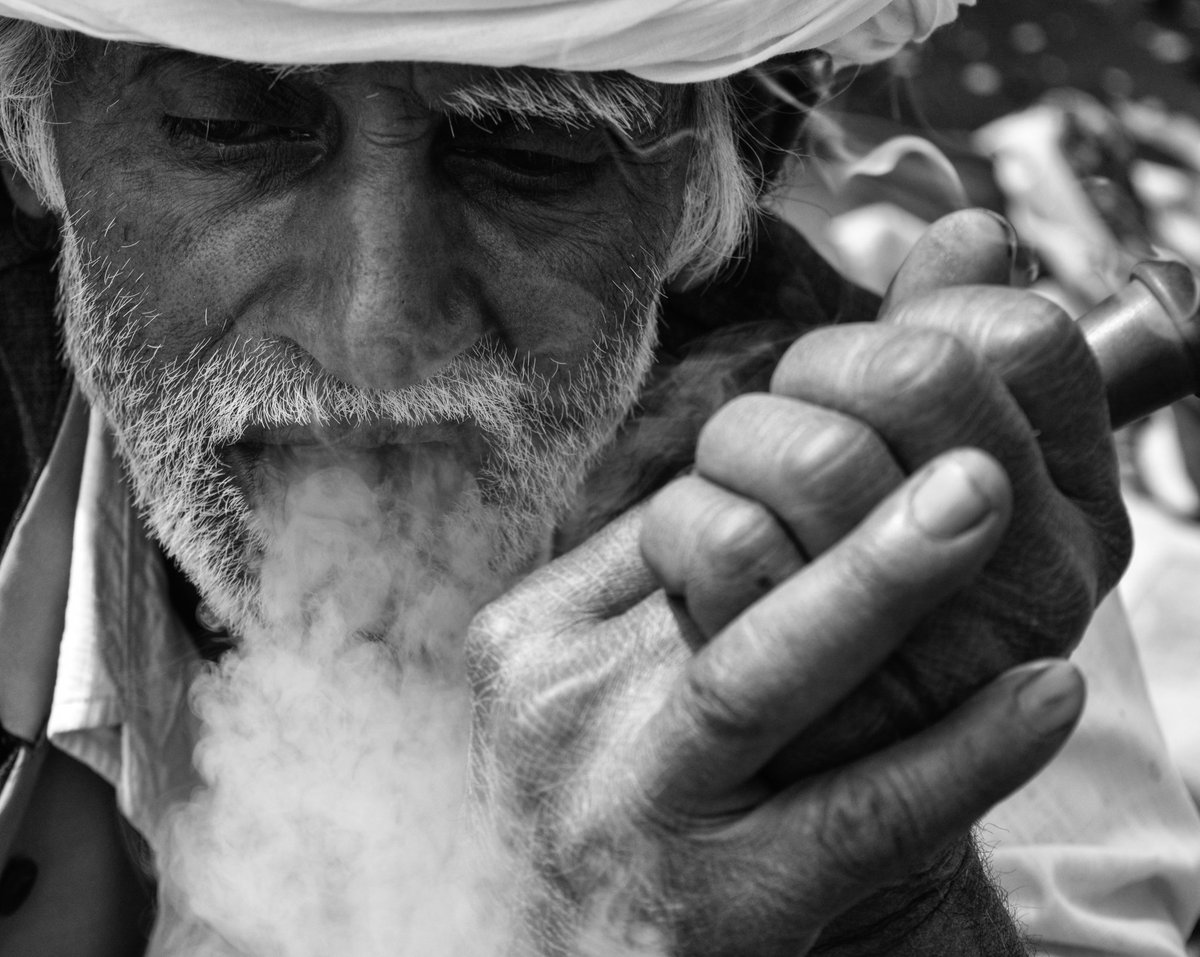 ये धुँआ धुँआ सा रहने दो !!
#photography #photojournalism #artist #portrait #monochrome #monochromeindia #blackandwhitephotography #bnw #bnwphotography #vscoindia #vsco #wandrer #explorer #lifestyle #traveller #travel #photogram #smoking #weed #india #jaipur #rajasthan #culture