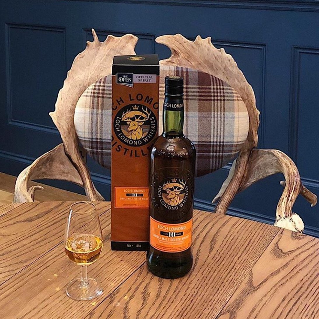 fermentras's tweet photo. • LOCH LOMOND MALTS 🏴 •
The 10 year old #singlemalt & an empty chair, waiting for you | wherethemagichappens #delhi #whisky #whiskey #whiskyporn #scotland #scotchwhisky #delhigram #delhi #fermentras #drinkresponsibly #singlemalt #spiritoftheopen | @LochLomondMalts https://t.co/P7UIglw0AL