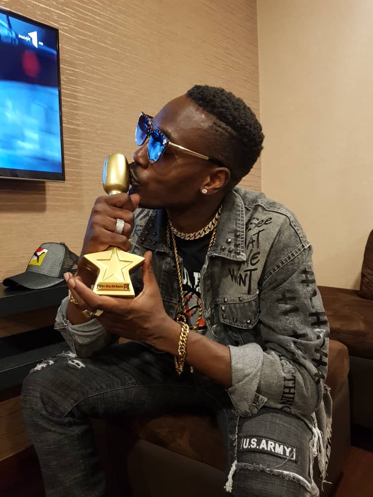 generalozzy's tweet photo. And the Best RnB Maestro Award goes to @RobertoZambia. 👏👏👏
Big Op Yuself. https://t.co/yt6L9QRkeT
