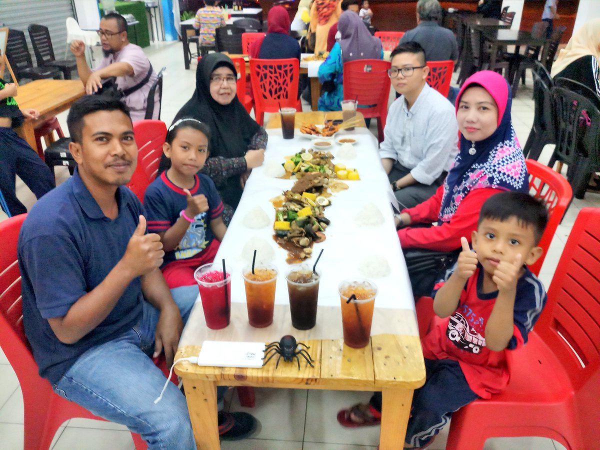 K3rasa's tweet photo. "Kak Anie Shellrock memang best", Comel je anak &amp; ayah angkat ibu jari. Yang penting kami tgk 1 keluarga happy makan seafood sepah2 comot2 ni. 🤣🤣🤣
📩 Tekan link Whatsup: https://t.co/evPYeWdRmg
.
#shellout #shellrock #kakanieshellrock #shelloutsedap #shelloutshahalam https://t.co/kgxsVlKESx