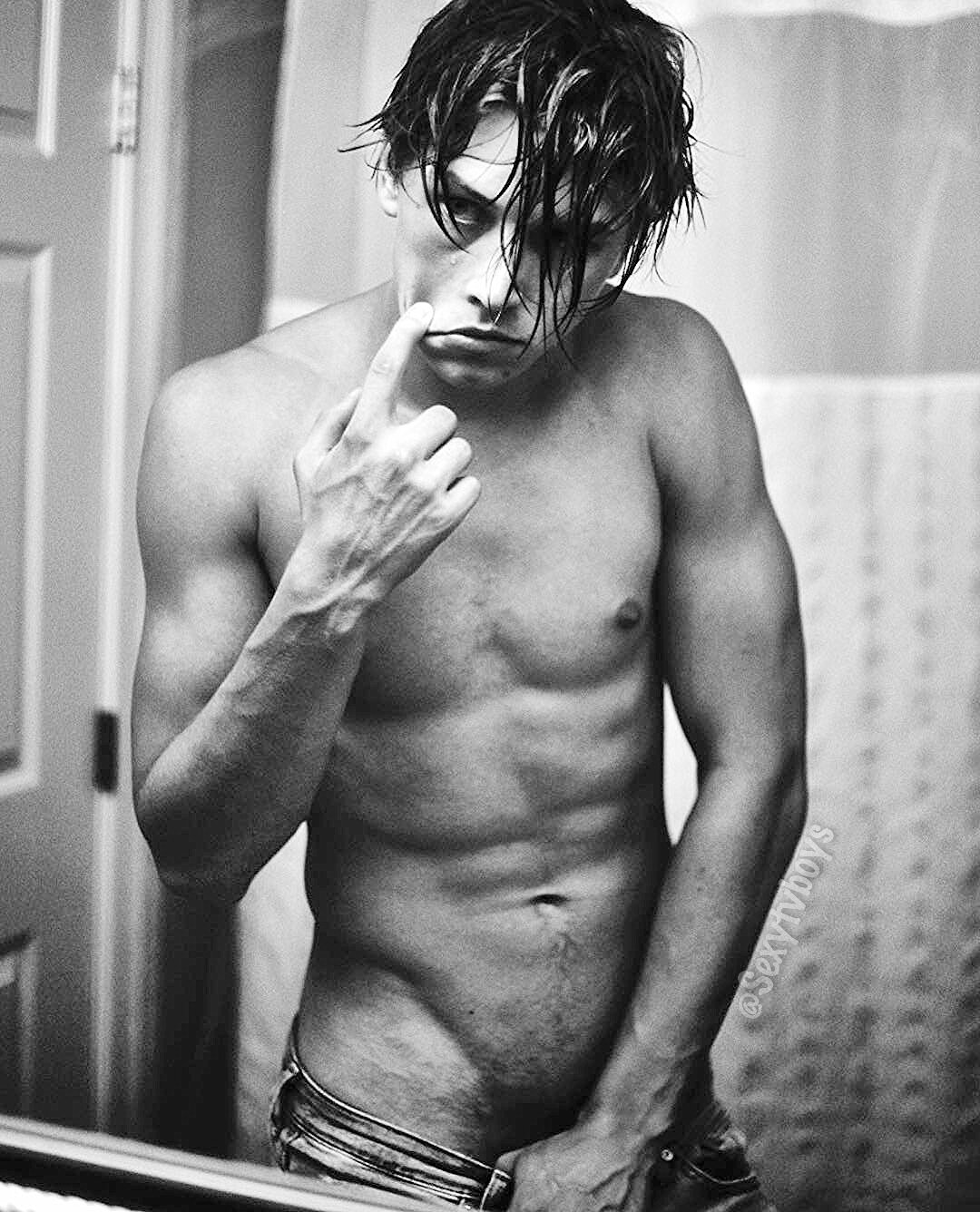 Mis Famosos Favoritos 🔥 on X: Cole Sprouse t.coivHAhuENR5  X