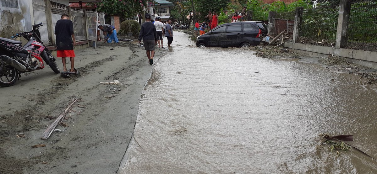 GYahuli's tweet photo. BTN Sosial Sentani Rusak Parah akibat banjir pasir bercampur tanah mengisi badan jalan dan rumah hingga kira2 setinggi 1 meter,
#PrayForJayapura 
#PrayForNduga
#PrayForNewZealand
#TuhanYesusBerkatiPapua https://t.co/O4jxfqKjbP