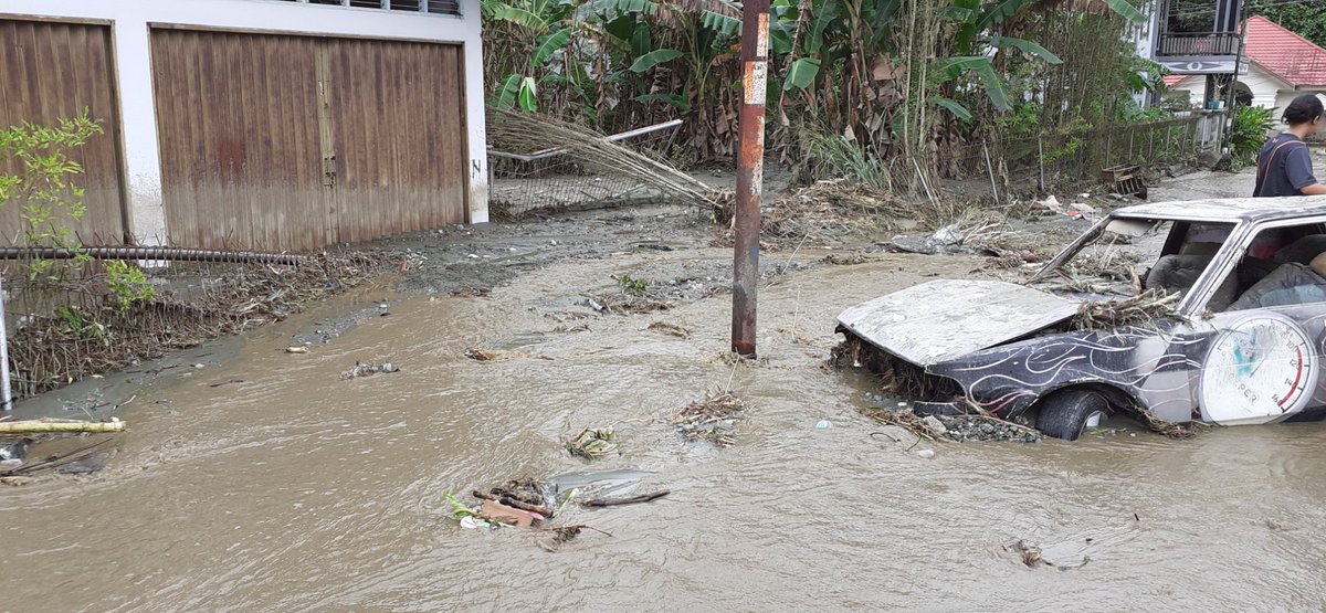 GYahuli's tweet photo. BTN Sosial Sentani Rusak Parah akibat banjir pasir bercampur tanah mengisi badan jalan dan rumah hingga kira2 setinggi 1 meter,
#PrayForJayapura 
#PrayForNduga
#PrayForNewZealand
#TuhanYesusBerkatiPapua https://t.co/O4jxfqKjbP
