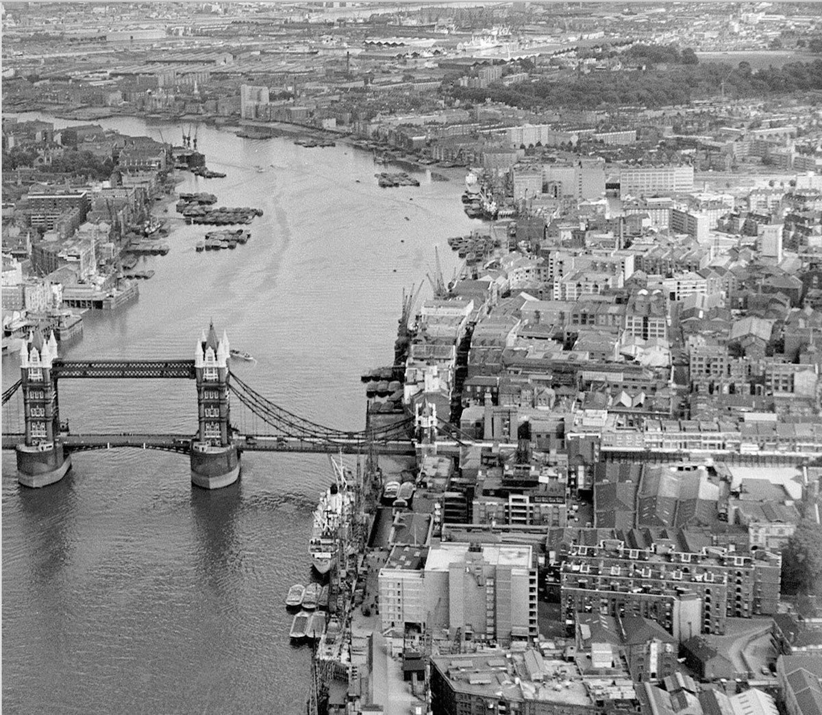 applyeeservices's tweet photo. جسر البرج، لندن 🇬🇧
#Tower_Bridge
يربط بين ضفتي نهر التايمز
.
أقيمت مسابقة في عام 1876م لأفضل تصميم إنشاء جسر، وذلك لحل مشكلة عبور النهر مع مراعاة تلبية التوسع المستقبلي في حركة نقل السفن، وفاز المهندس "جون وولفي" الذي كانت فكرته تعتمد على جسر متحرك. https://t.co/mRp0rgzldL