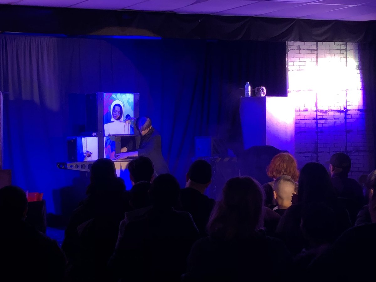 MoVernie's tweet image. Illusionist Ryan Brown performing magic tricks after trucks and getting the audience excited.

@401miniindy401 has a variety of entertaining shows thru out the year!

#Event 

#torontoevents #ryanbrown @CoreyDixon33