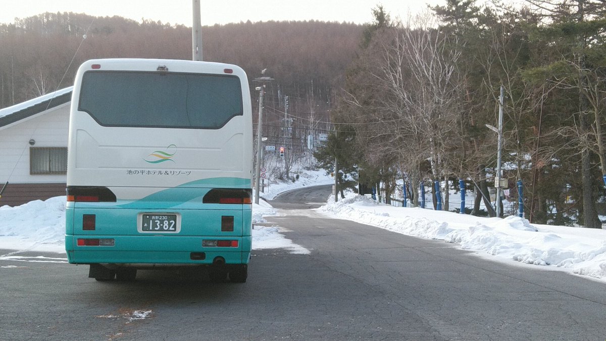 この場所と見立てた根拠は池の平ホテルから徒歩で来れる所、白樺湖畔に信号がある十字路の交差点が映り、かつ奥がカーブしていること、テニスコートと建屋など。  4枚目はホテル本館前 本人はマイクロバスで裏口から移動だったようですね。 #真昼の星